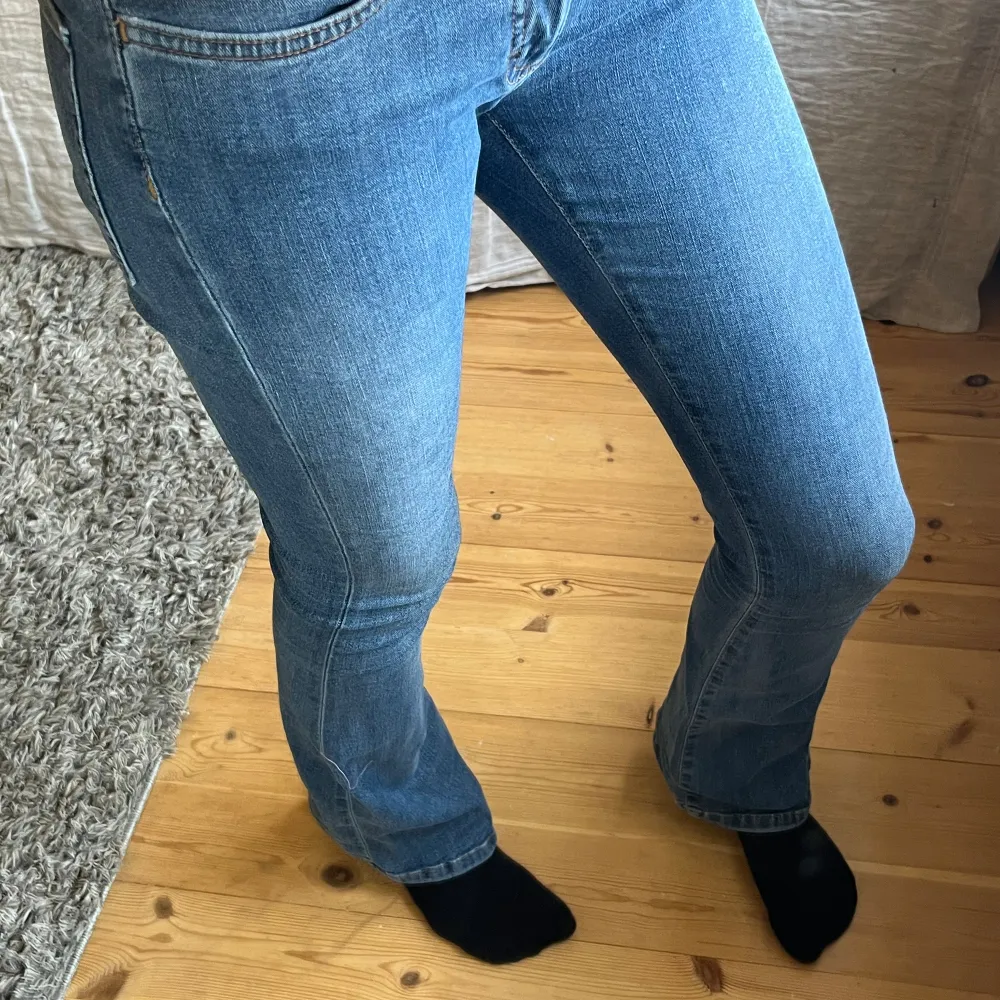 As snygga jeans från designers remix. Nypris 1250kr, säljer för 300 kr. Bra kvalite! Storleken är 14 år men skulle mer säga 12 år 🎀. Jeans & Byxor.