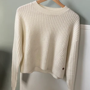 Vit stickad tröja  - Supermysig stickad tröja. Har många liknande så säljer därför denna. Inte använd så mycket, ca 5 gånger💗Den är storlek 170, brukar själv ha storlek S, och den passar bra💗