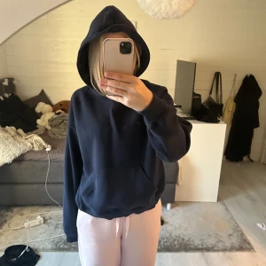 Gina hoodie - Säljer min mörkblå hoodie från Ginatricot i storlek S. Jag älskar den har bara tröttnat lite. Supermysig och snygg. Skriv för fler bilder💙