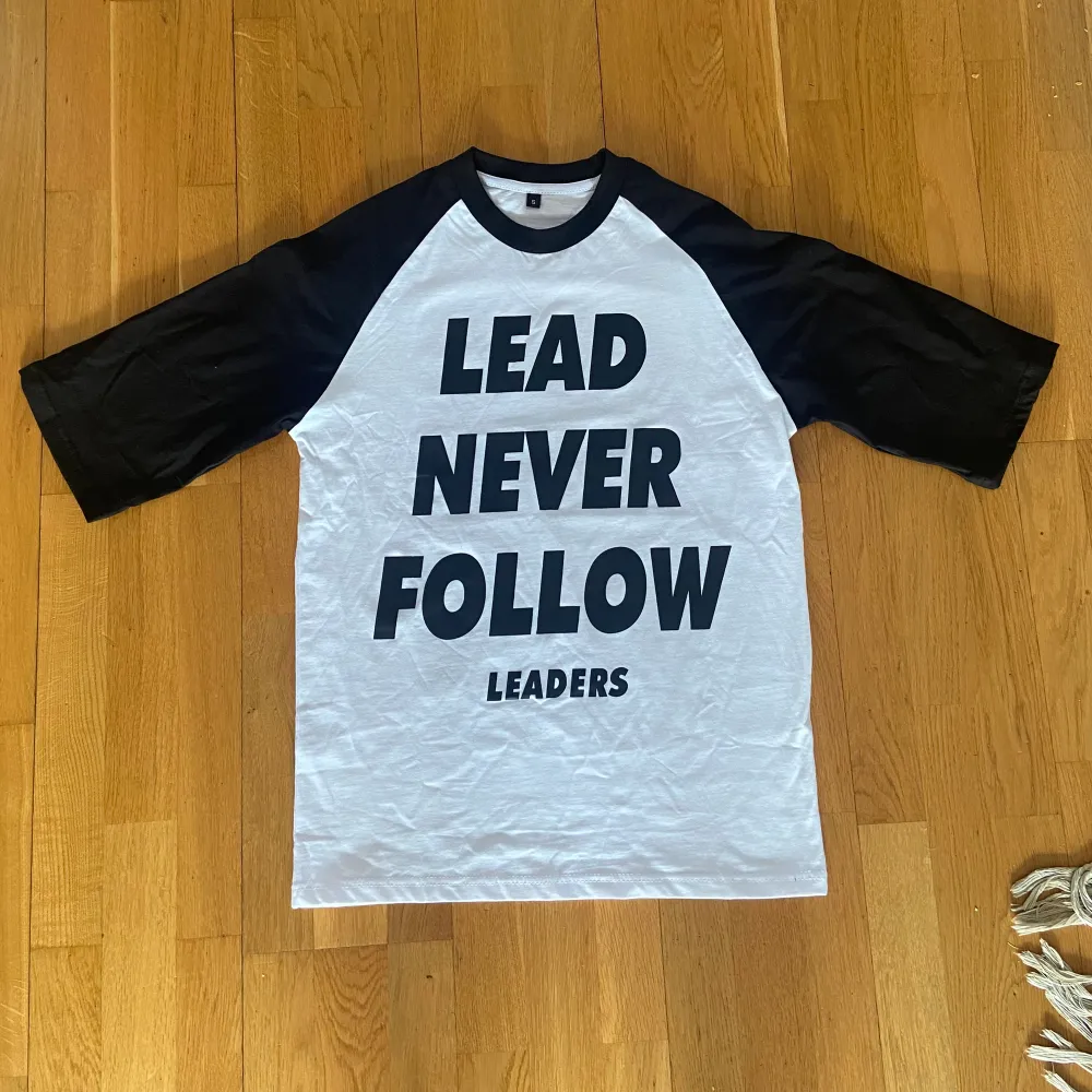 riktigt snygg chief keef lead never follow leaders tröja. Väldigt rare. Storlek M. Har även en i storlek XS, S och L så säg till vilken storlek du vill köpa! Röd färg finns även . T-shirts.