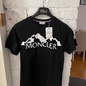 Hej! Nu säljer jag min helt nya samt oanvända Moncler t-Shirt i Storlek S. Priset kan diskuteras vid snabb affär. Kan både frakta samt mötas 