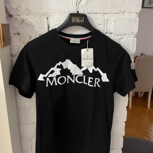 Moncler T-Shirt - Hej! Nu säljer jag min helt nya samt oanvända Moncler t-Shirt i Storlek S. Priset kan diskuteras vid snabb affär. Kan både frakta samt mötas 