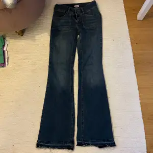 Low waist bootcut jeans från Nelly i storlek 34. Jag har sprättat upp de längst ner så dem är 3 centimeter längre, annars är dem i nyskick ❤️Nypris ligger på 600 kr. Pris kan diskuteras. 