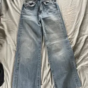 Snygga lightwash högmidjade, vida jeans från Zara. Storlek 32 med midjemått på 32cm och innerbenslängd 63cm, pris kan självklart diskuteras:)