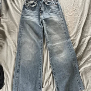 Vida högmidjade jeans Zara - Snygga lightwash högmidjade, vida jeans från Zara. Storlek 32 med midjemått på 32cm och innerbenslängd 63cm, pris kan självklart diskuteras:)