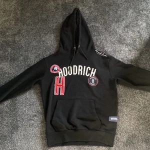 Hoodrich hoodie - Bara använd 3-5 gånger. Den är k nyskick.  Säljer pga att de inte är min stil längre. Vet inte hur mycket den var köpt för men säljer för 500 då priset kan diskuteras vid snabb  affär❤️första bilden är lånad!!!