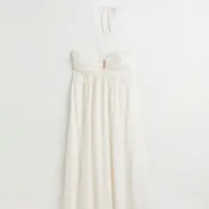 Säljer denna vita långklänningen från hm i storlek xs🥰