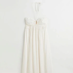 Vit långklänning  - Säljer denna vita långklänningen från hm i storlek xs🥰