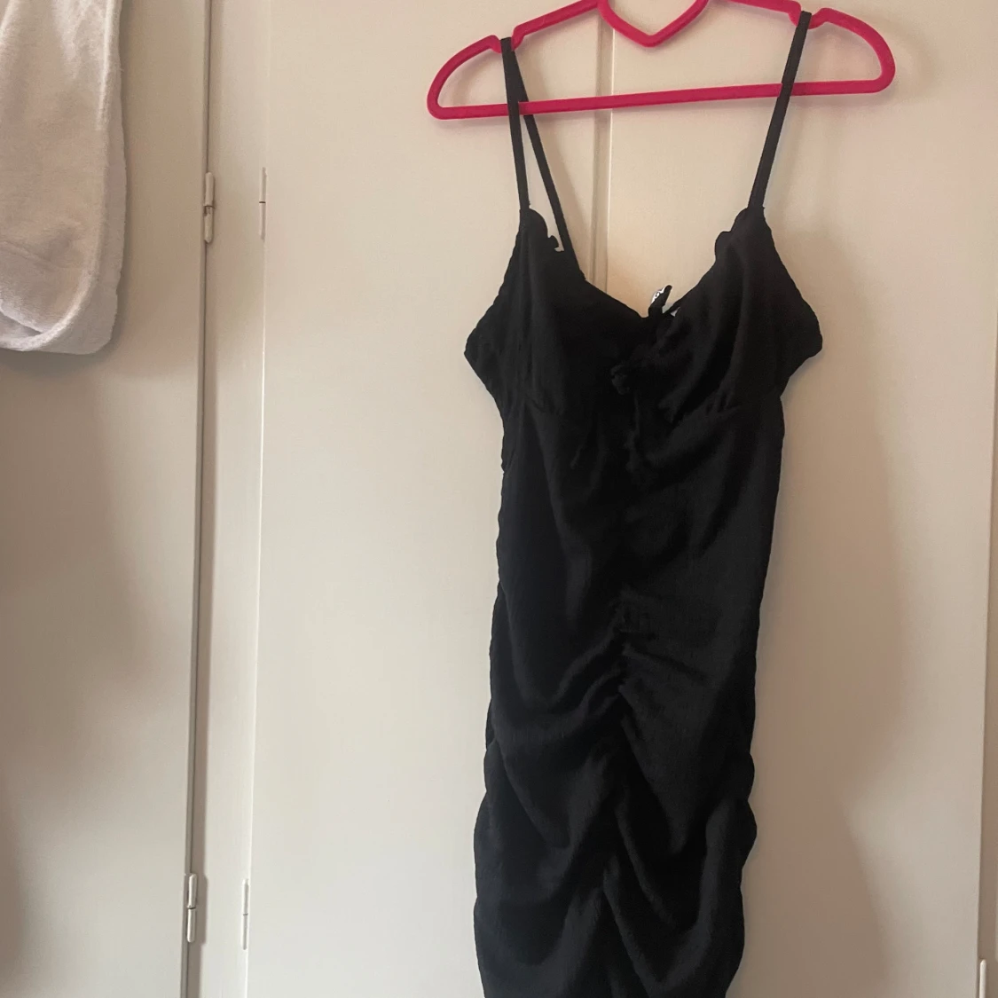 Svart figurformad klänning - 91