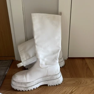 Vita stövlar  - Höga vita stövlar med tjock sula. Behöver lite kärlek i form av rengöring. Använda fåtal gånger. 