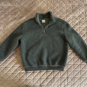 ZipTröja i teddymaterial - Knappt använd. Nyskick.