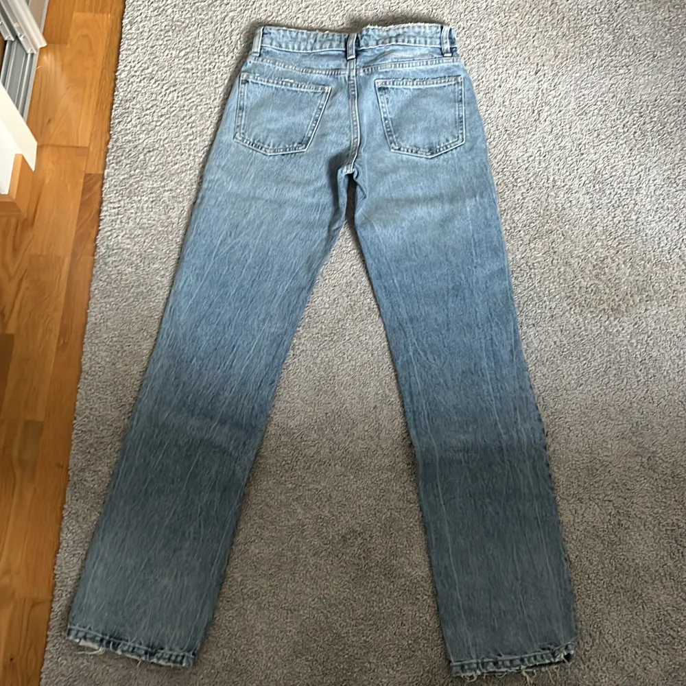Säljer dessa ljusblå och lågmidjade jeans från Zara. Har aldig använt på grund av att de är för korta på mig. (Är 169) Det är stolek 34 men de är ganska små i storleken. Nypris 350 kr.. Jeans & Byxor.