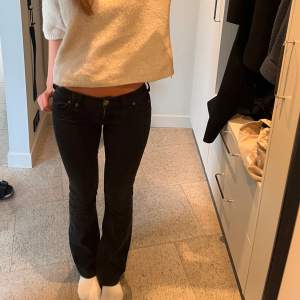 Så coola Lågmidjade jeans🖤🖤🖤