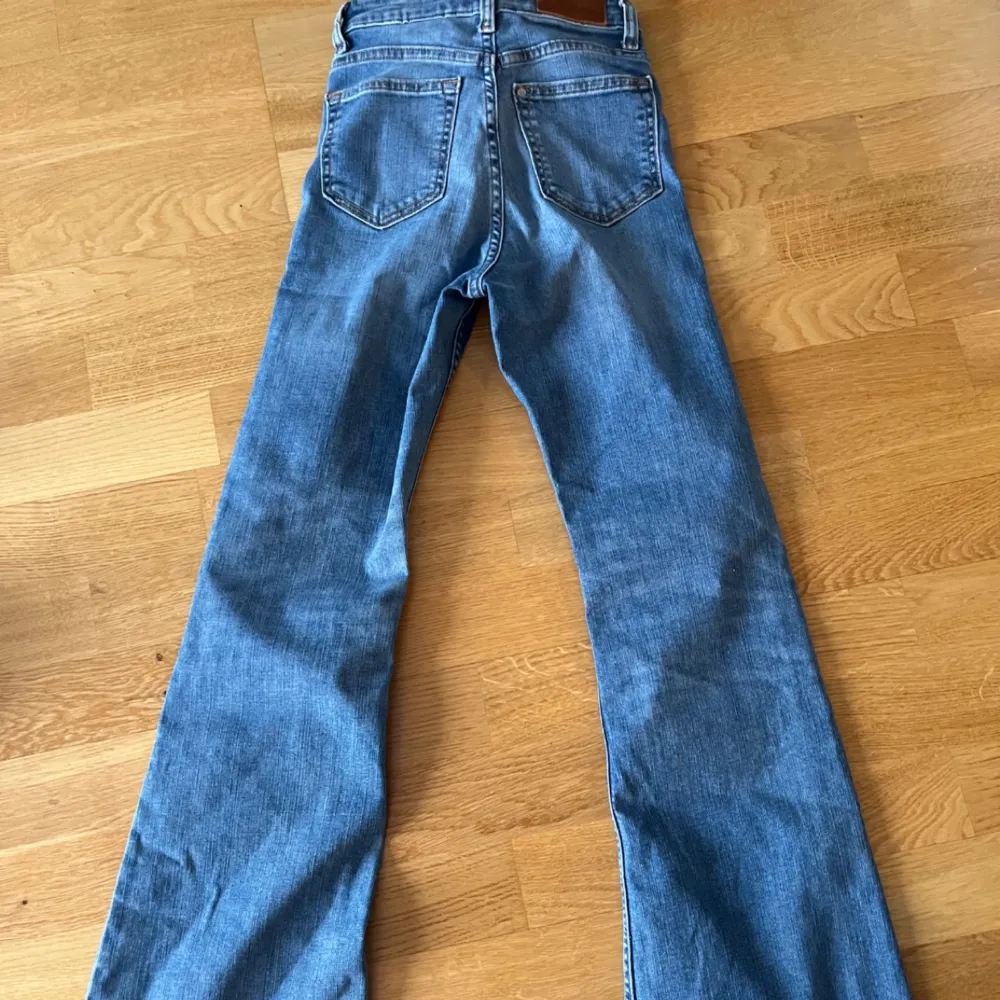 Säljer dessa utsvängda middwaist jeansen från H&M! Pga blivit för små för mig💕. Jeans & Byxor.