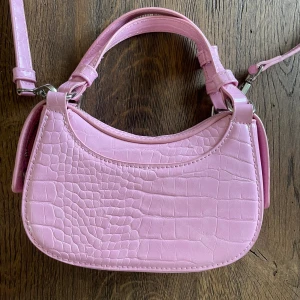 Jättegullig liten rosa handväska💗🎀⭐️ - En mindre handväska med fin ljusrosa färg från zara. I nyskick och har justerbart axelband som man även kan ta loss om man bara vill ha de korta banden💗