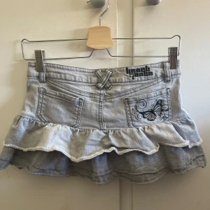 Y2k kjol miniskirt  - Grå minikjol skriv privat för detaljer ❤️ (bud i kommentarerna)