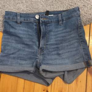 Högmidjade blåa jeans shorts från hm, bra skick säljer eftersom dom är för små💕