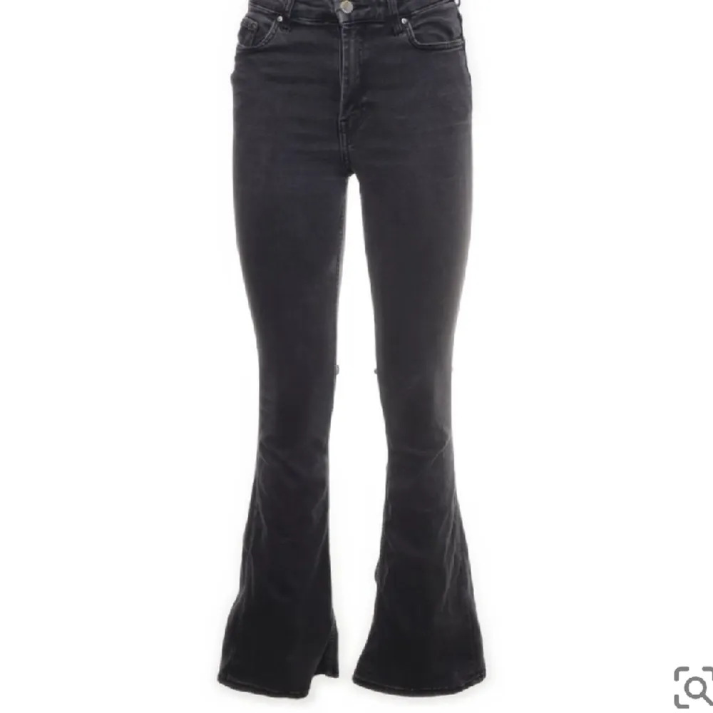 Fina bootcut jeans från hm, köpta på sellpy men i fint skick. Säljer då de inte kommer till användning. Skriv privat för egna bilder❤️. Jeans & Byxor.