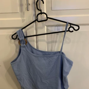 Topp - Säljer denna topp då jag inte använder den, har använd den få tal gånger och sedan hamnat i garderoben. 