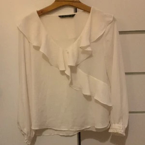 Volang blus - Vit blus från zara i storlek L