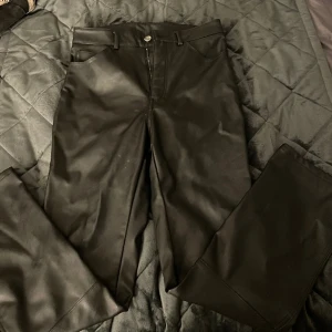 Skinn jeans  - Svarta skinn byxor