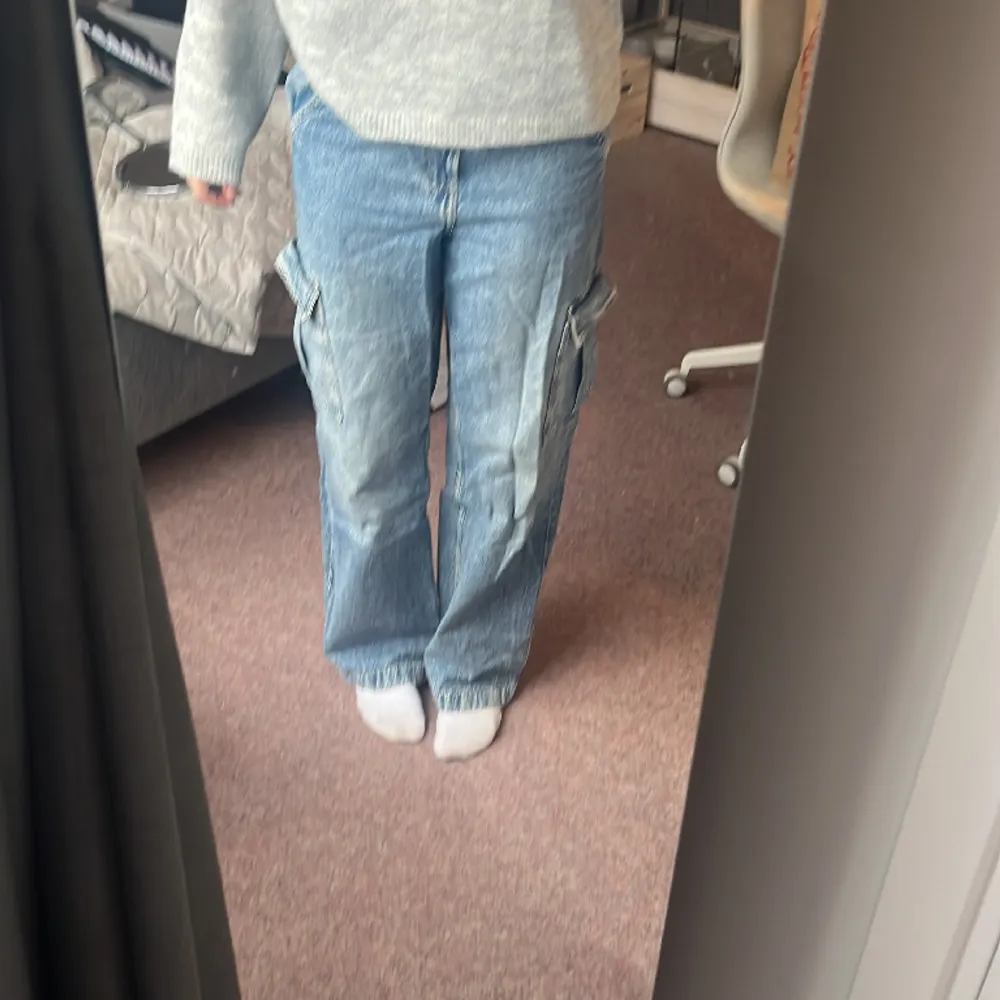 Blå cargo jeans midrise men går att använda lowwaisted om man gillar det mer. Säljs då dem är för små på mig. Skriv om ni har några frågor😊. Jeans & Byxor.