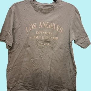 T-shirt med tryck - Den är bra skick, bara använd en eller två gånger