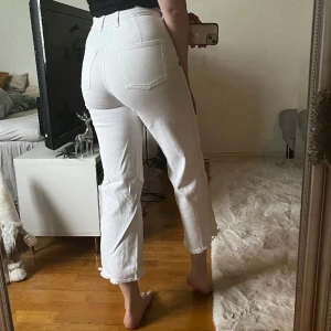 Vita jeans - Vita jeans från HM i storlek 34. Fint skick!