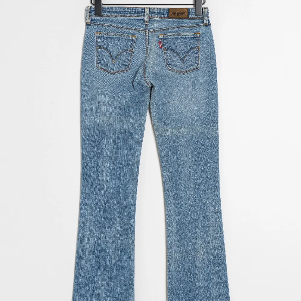 Sjukt snygga jeans från levis, låg midja. Skulle säga att dem är något små i storleken, passar bäst på någon med strl 34 i jeans.. Jeans & Byxor.