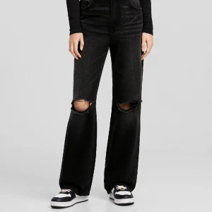 Bershka jeans - Säljer mina Bershka jeans som tyvärr blivit för små🥹 Jätte fint skick, dom för bilder🌸