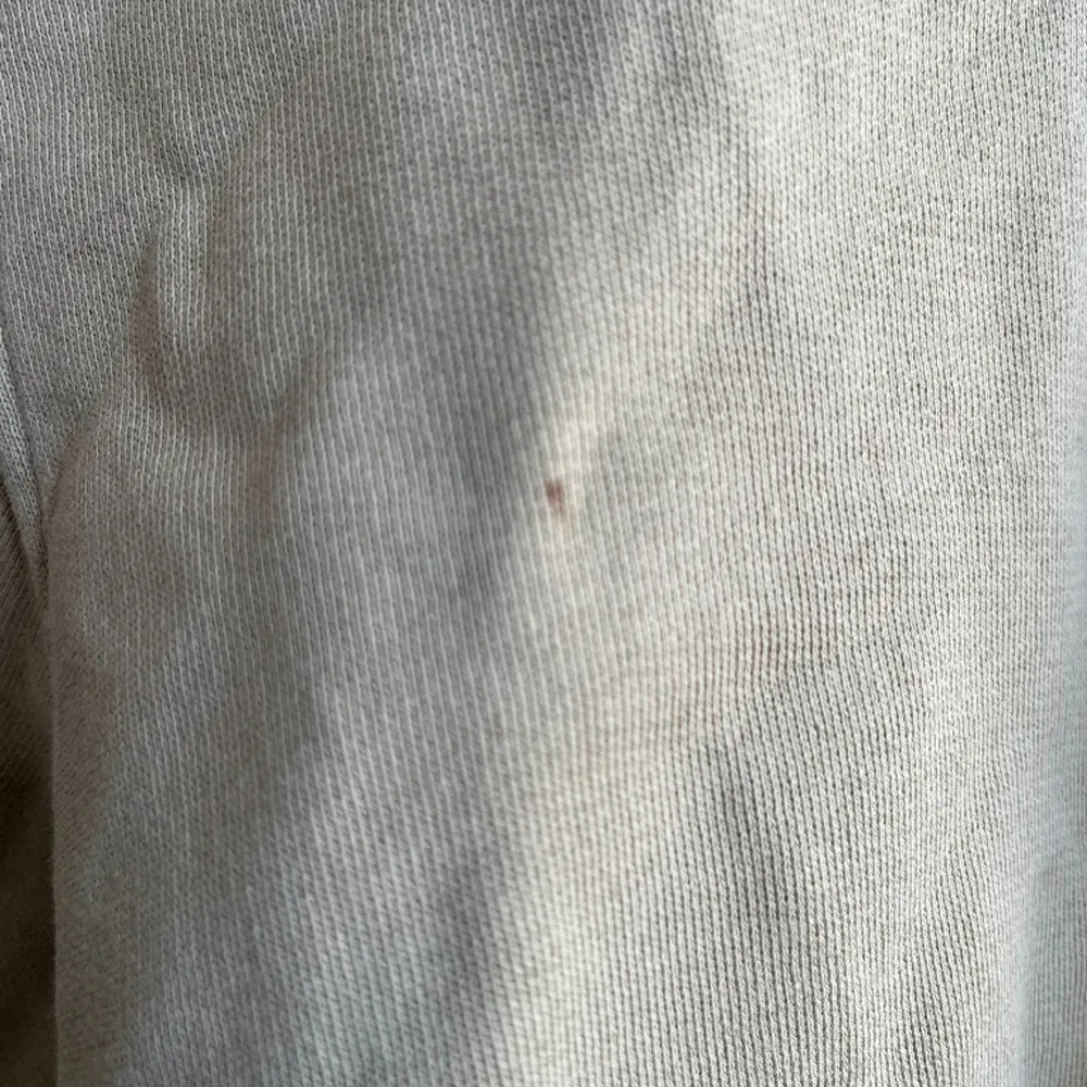 Acne Sweatshirt med facelogo som är för liten, har ett litet märke på höger framsida men kan nog gå bort (har ej försökt). Storlek M.. Tröjor & Koftor.