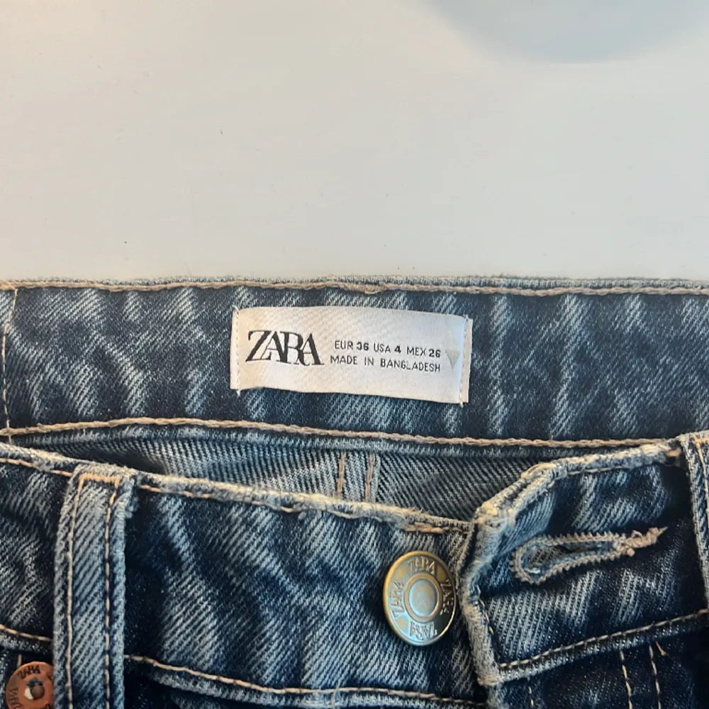 jättefina straight jeans från zara i storlek 36! Säljer pga att jag inte använder de längre, säljs inte längre på hemsidan 🩷Nypris 359kr. Jeans & Byxor.