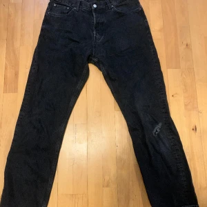 Weekday space svart - Utförsäljning!  Weekday byxor Storlek 32/32 Ett hål i vänstra ben Priset går att pruta på