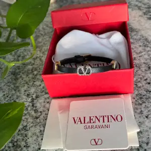 Så fint Valentino armband som är i nyskick! Kommer bara inte till andvändning så mycket ❤️ Äkthetsbevis, låda och påse medföljer. Nypris: 3950kr