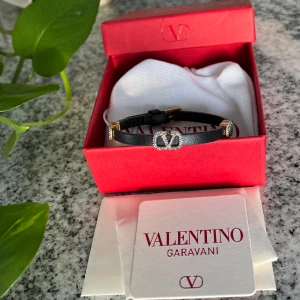Valentino armband - Så fint Valentino armband som är i nyskick! Kommer bara inte till andvändning så mycket ❤️ Äkthetsbevis, låda och påse medföljer. Nypris: 3950kr