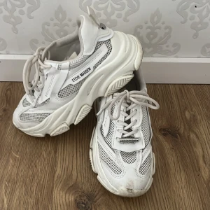 Steve Madden - Snygga Steve Madden skor i storlek 38, passar även mig som är en 37/5. Dem är använda ett fåtal gånger, men är fortfarande vita och fräscha