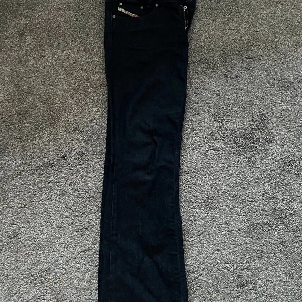 Lågmidjade mörkblåa diesel jeans (nästan svarta)  Innebenslängden 78/ ytterbenslängd 100/ midjemått 40 . Jeans & Byxor.