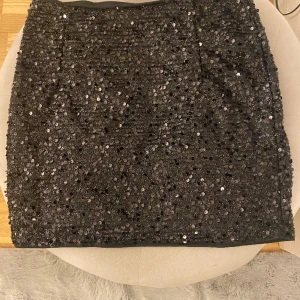 Glitter kjol - Super fin glitter kjol. Aldrig använd och därmed inga defekter. Säljer då jag köpte fel storlek💞💞