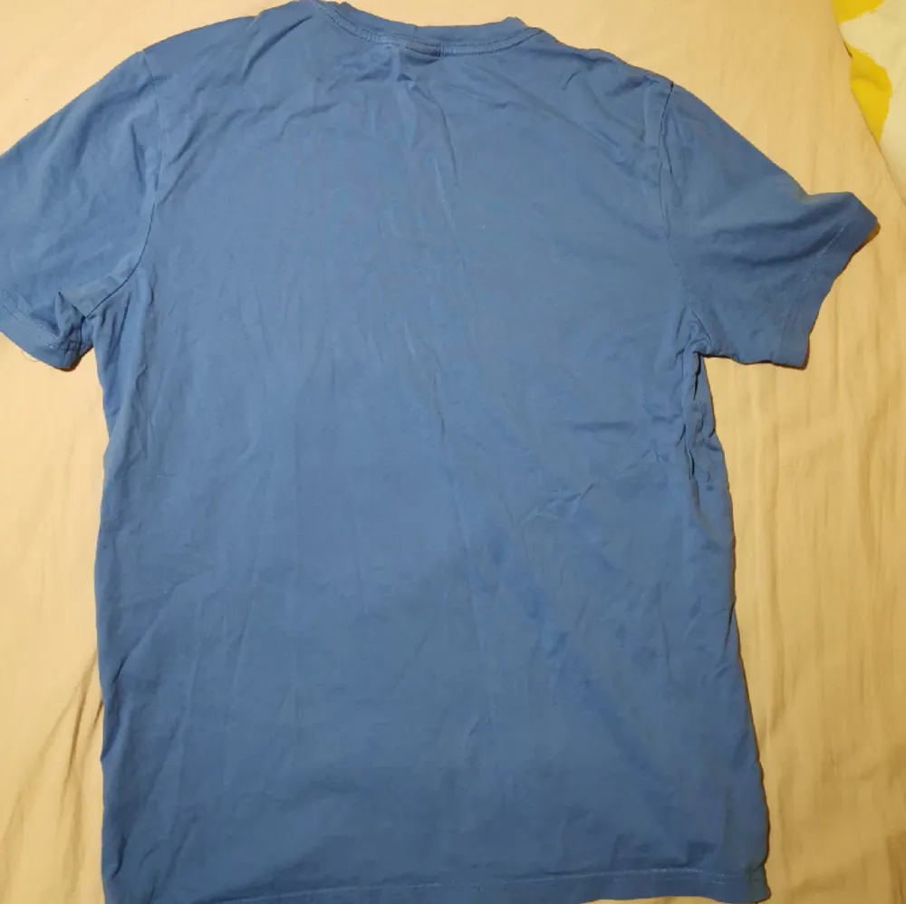 En blå herr t-shirt i storlek M. Köpt på HM i somras men bara använd ett fåtal gånger. T-shirts.