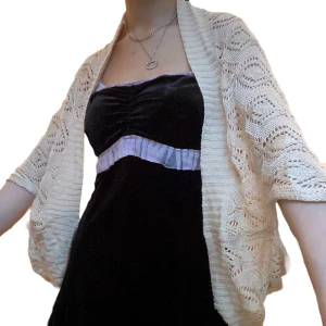 Tunn stickad kofta - Helt oanvänd. Färgen på bild 3 stämmer bäst överens med verkligheten, beige. Säljer en likadan i vit, kolla min profil. Finns ingen riktig över- eller undersida utan koftan har två armhål. One-Size men sitter ungefär som en stl M.