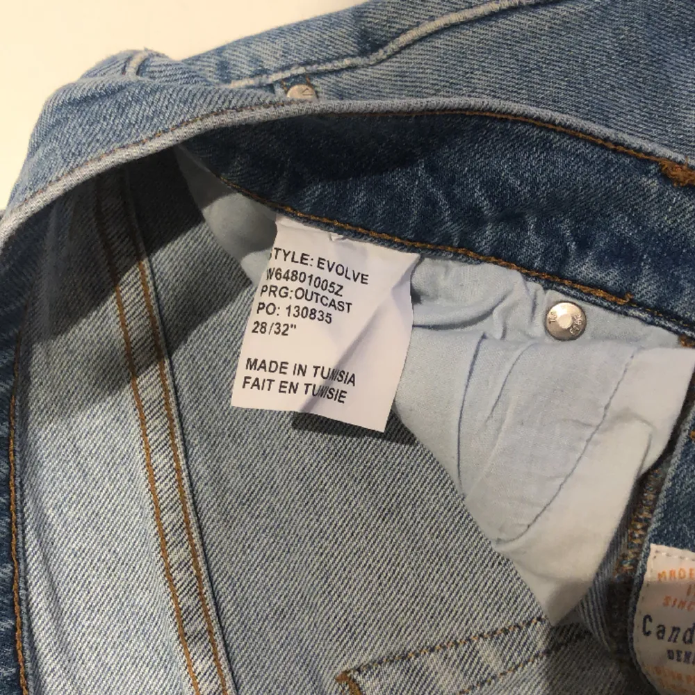 Ljusa jeans från Tiger of Sweden i modellen Evolve. Passformen är skinny/slim i storleken 28/32. Inga slitningar på jeansen. Jeans & Byxor.