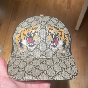 Gucci tiger keps - Väldigt bra skick inga skador. Lappen är klippt.