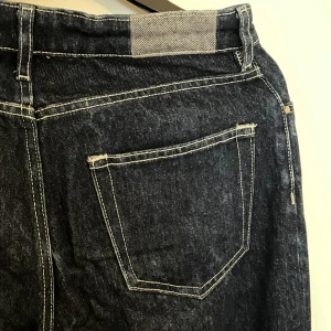 Jeans med vit sömn - Mörk blåa urwashed jeans med vit sömn. Om ni vill ha bild på kan jag ordna det. Frakt ingår🥰