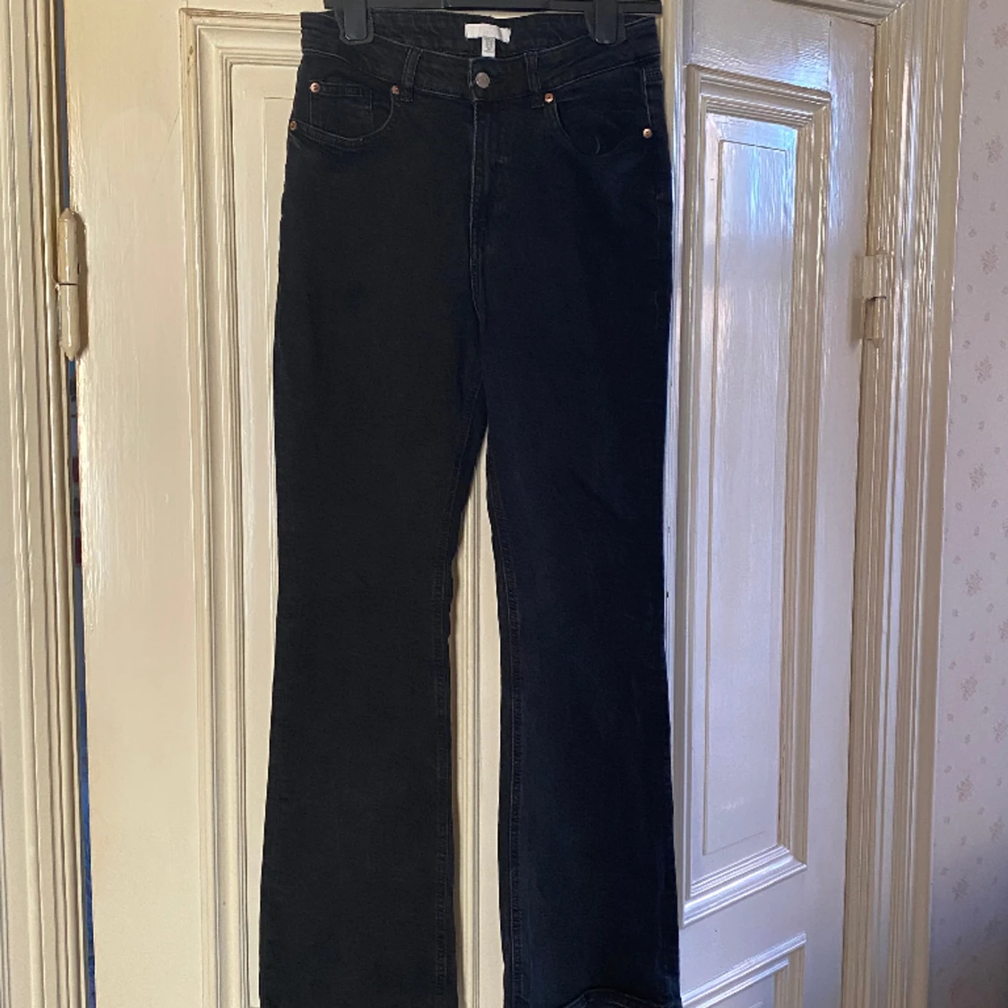 Svarta utsvängda jeans