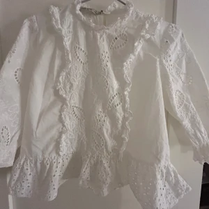 Blus - Säljer denna trendiga och söta blusen ifrån zara❤️ den är storlek M men skulle säga att den passar xs-s, den har trekvarts ärmar och den säljs inte längre❤️