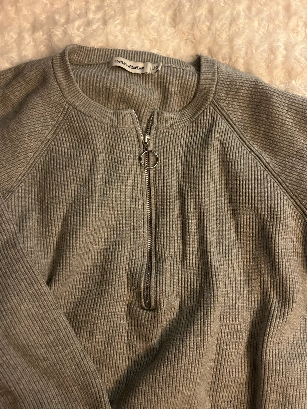 Säljer denna gråa half zip tröjan från Carin Wester, fint skick🤍. Stickat.