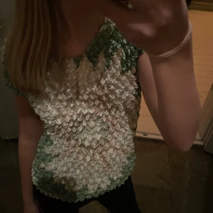 SKITCOOL TRÖJA!💝 - Intressekoll på min skitcoola tröja som passar typ alla!🔥🔥jätte unik material+Skön!❤️säljer då den aldrig kommer till användning och tycker den förtjänar mer kärlek!! Köptes för 200kr på humana, oklart vad märket är dock❤️‍🔥 hör av dig vid funderingar💝