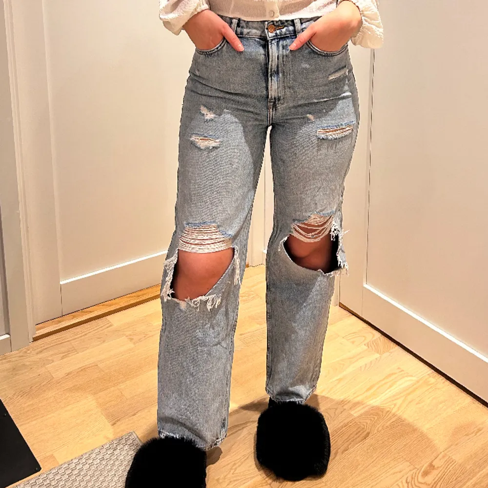 Jeans från H&M i modell high waist, bra passform och normala i storleken. Jag är 169 cm och längden på benen är perfekt för mig. Använda men fortfarande i fint skick!. Jeans & Byxor.