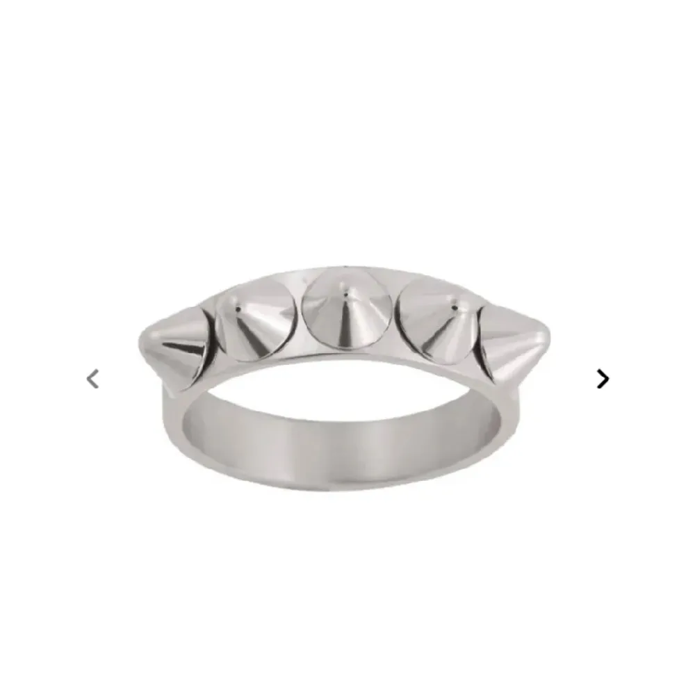 Säljer min Edblad ring, Peak Ring Single Steel då den är för stor❤️ De finns nästan inga tecken på användning förutom lite lite skrap på undersidan (som inte alls syns när man har på sig den)❤️ Skriv om det finns några frågor!. Övrigt.