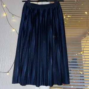 En plisserad lång kjol från märket esprit, lika fin till sommarn som hösten😍